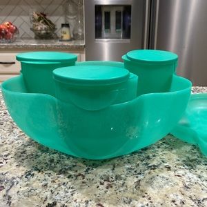 Tupperware chip and dip set pre owned like new